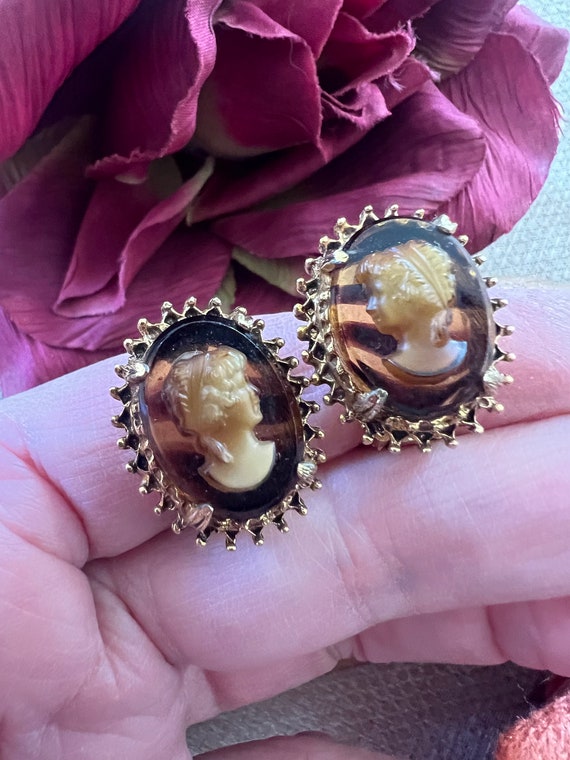 Vintage Florenza root beer glass cameo clip earrin