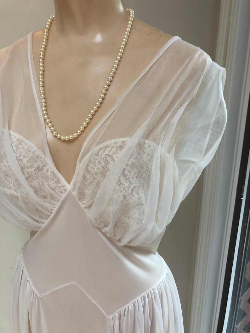Mad Men gown Vintage off white Vanity Fair sz 34Small romantic night gown bride/'s ivory Old Hollywood night gown wedding night lingerie
