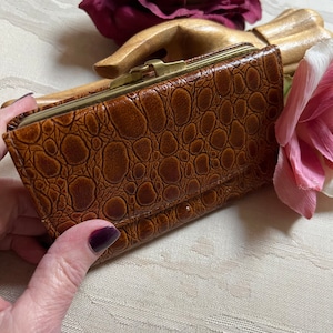 Cartera pequeña marrón con estampado de cocodrilo dulce vintage, mini cartera marrón con bolsillo para monedas, cartera pequeña plegable espacios pequeños, cartera de viaje de cuero