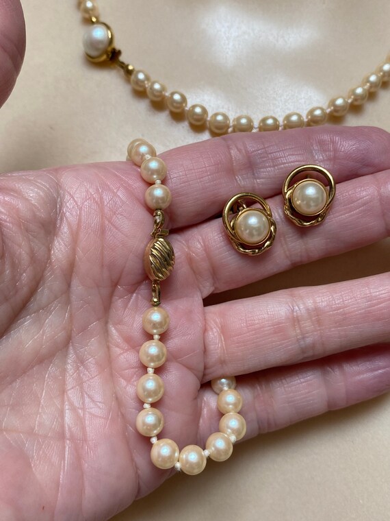 Vintage 3 piece beige pearls jewelry set, 15" kno… - image 9