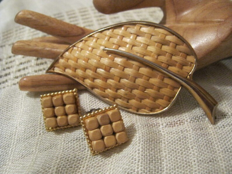 natural woven raffia pin earring set large shawl pin natural raffia pin and wood bead clip earring set Vintage large raffia leaf brooch