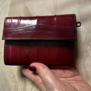 Cartera plegable vintage de piel de anguila burdeos oscuro. Cartera pequeña plegable de piel de anguila para mujer, cartera de piel de anguila con monedero, cartera de piel de anguila granate.