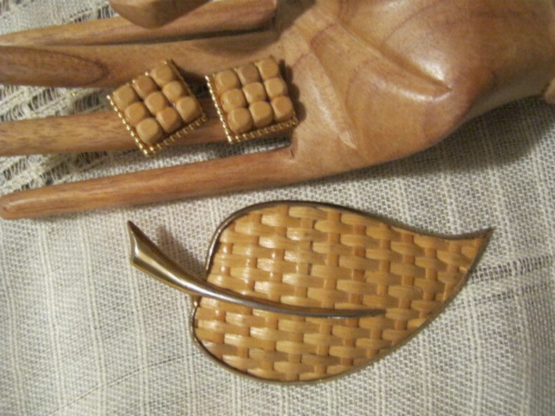 natural woven raffia pin earring set large shawl pin natural raffia pin and wood bead clip earring set Vintage large raffia leaf brooch