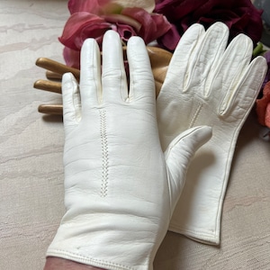 Vintage off white/cream short leather gloves S, wrist length cream beige leather gloves 6 or 6 1/2, top stitched beige leather short gloves