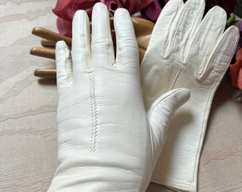 Vintage off white/cream short leather gloves S, wrist length cream beige leather gloves 6 or 6 1/2, top stitched beige leather short gloves