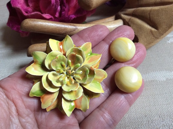 Vintage happy yellow brooch clip earrings, Ciner … - image 1