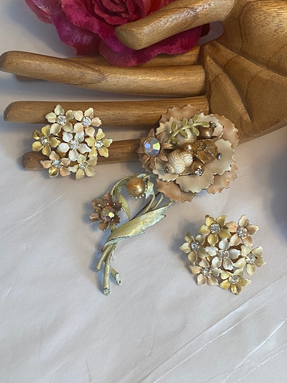 Vintage soft tones metal flower brooch clip earring set, multi media flower pin earrings suite, peach tones flower jewelry, pin earrings set