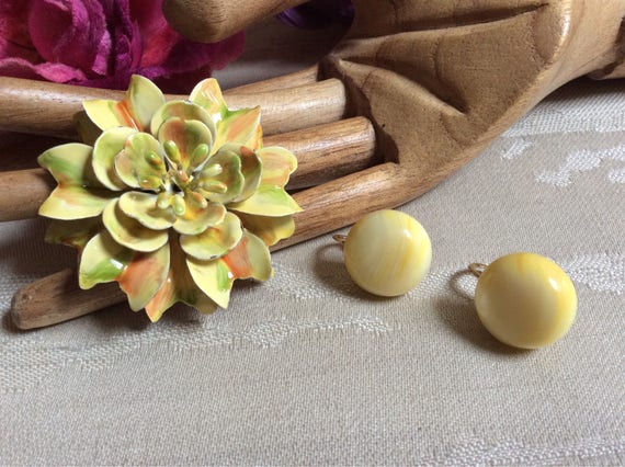 Vintage happy yellow brooch clip earrings, Ciner … - image 3