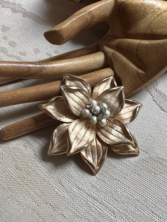 Vintage large goldtone flower brooch, holiday flo… - image 5