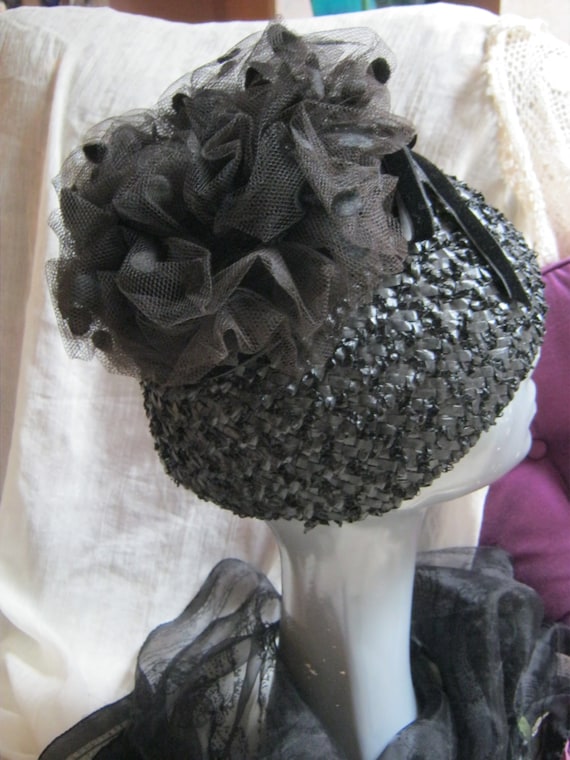 Vintage black woven raffia scrunched netting toppe