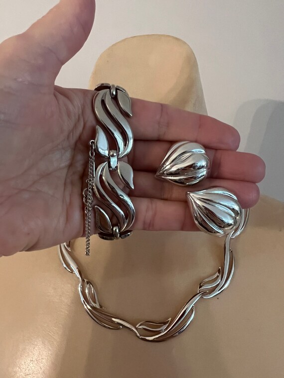 Vintage polished silvertone wave link necklace bra