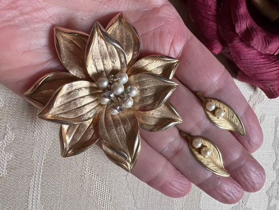 Vintage large goldtone flower brooch, holiday flo… - image 6