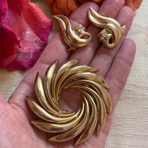 Vintage bold gold plate swirl brooch earrings set, large pinwheel pin, large gold swirl clip earrings, statement brooch earrings set