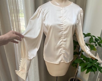 Vintage caldo beige seta sentire romantico camicetta S / M, polsini con bottoni profondi elegante camicetta beige, maniche piene drammatico tornito polsini blusa