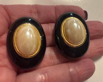 Vintage BIG Kenneth Jay Lane big black/pearl clip earrings, big oval domed mabe' LOOK clip on earrings, KJL big black/domed pearl clip earri