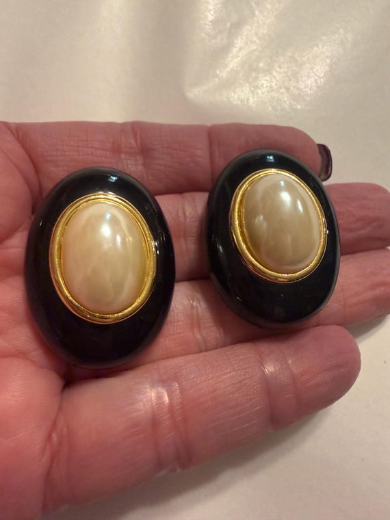 Vintage BIG Kenneth Jay Lane big black/pearl clip earrings, big oval domed mabe' LOOK clip on earrings, KJL big black/domed pearl clip earri