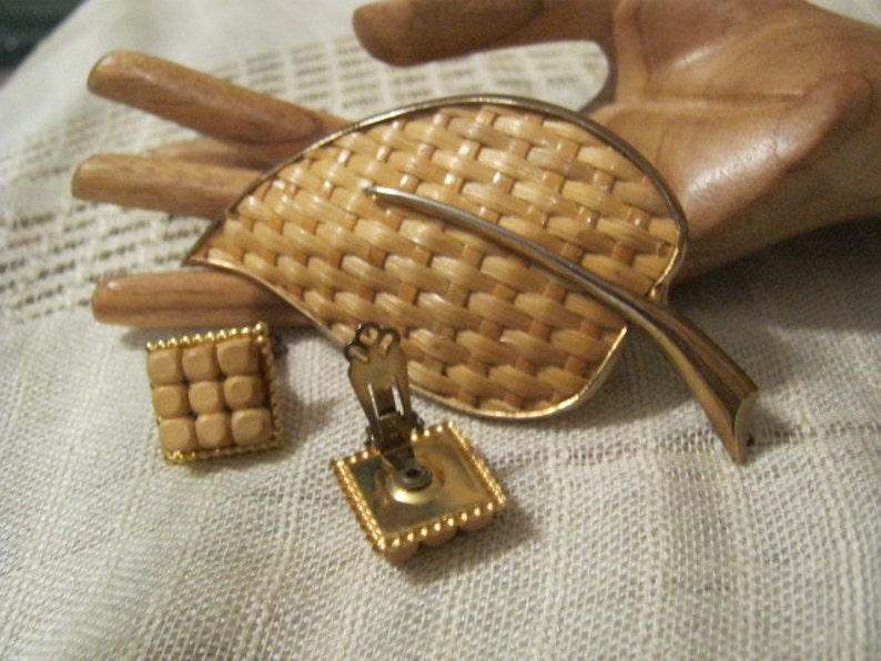 natural woven raffia pin earring set large shawl pin natural raffia pin and wood bead clip earring set Vintage large raffia leaf brooch