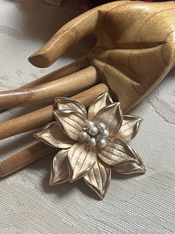 Vintage large goldtone flower brooch, holiday flo… - image 7