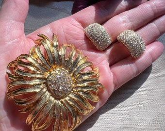 Vintage huge goldplate rhinestones flower brooch hoop earrings, big sunflower gold pin rhinestone center, Roman rhinestones half hoop clips