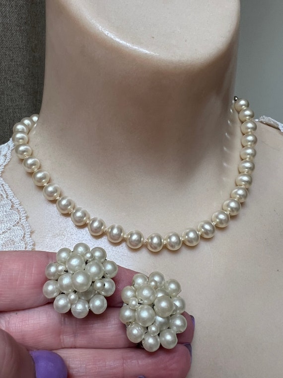 Vintage short Trifari faux pearl necklace/choker,… - image 3