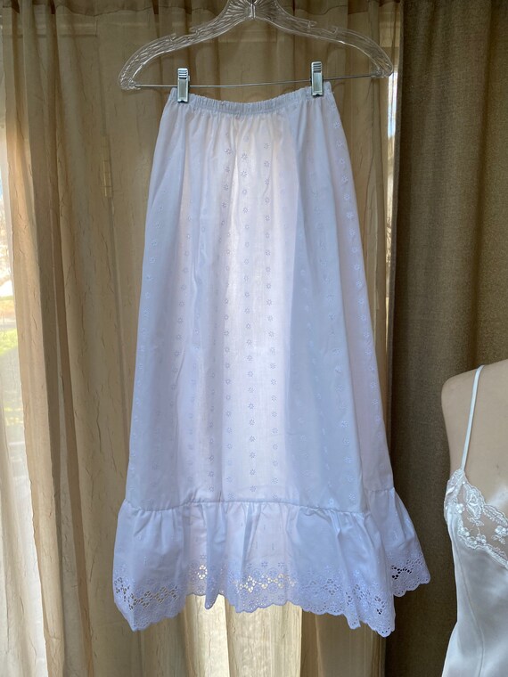 Vintage white combed cotton eyelet half slip M, Jo