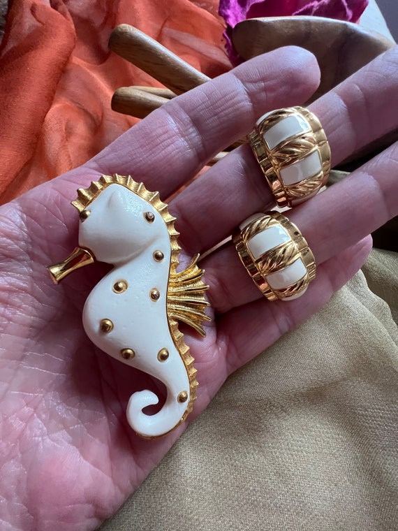 Vintage beige gold sea horse pin earrings combo, g