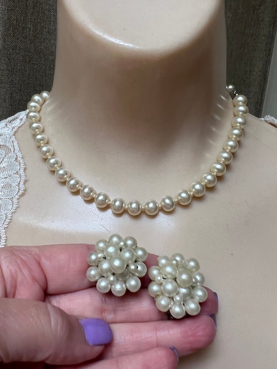 Vintage short Trifari faux pearl necklace/choker,… - image 2