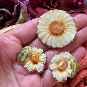 Vintage porcelain daisy brooch earrings set, iridescent white yellow green daisy pin pierce earrings, porcelain flower jewelry set
