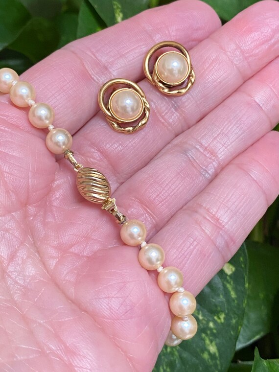 Vintage 3 piece beige pearls jewelry set, 15" kno… - image 5