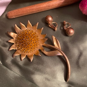 Vintage matte goldtone sunflower brooch, big sunflower pin clip earrings, flower lapel pin, pin earrings set, matte gold plate jewelry