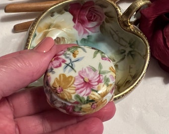 Vintage Nippon porcelain trinket dish, Nippon painted flowers trinket dish, tiny footed lidded ring box, vanity table porcelain, feminine
