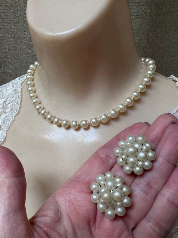 Vintage short Trifari faux pearl necklace/choker,… - image 8