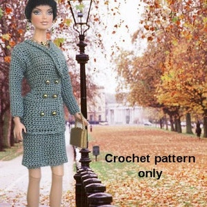 Puede incluir: Muñeca con un traje de ganchillo color turquesa con botones dorados, una falda a juego y un bolso pequeño. El texto "Crochet pattern only" es visible. El fondo muestra un parque con follaje otoñal.