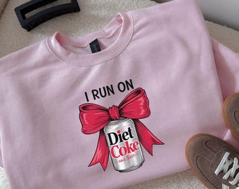 Sudadera "I Run on Light Coke", sudadera con cuello redondo y estampado de lazo coqueto.