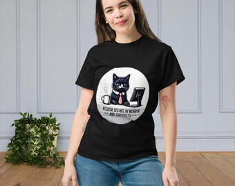 Camiseta clásica unisex La sabiduría comienza con el asombro y la curiosidad
