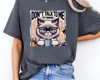 Camiseta "No me hables, estoy pensando" - Gráfico divertido de gato para escritorio / Regalo para el café y el pensamiento excesivo