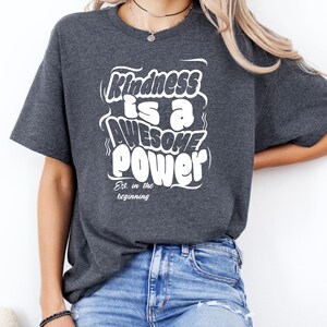 Camiseta "La amabilidad es un poder asombroso": camiseta con cita motivacional y diseño de fuente retro con burbujas llamativas