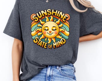 Camiseta retro con sol arcoíris – Diseño tipográfico de los 70: «Ambiente soleado»