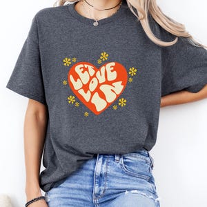 Camiseta Let Love In – Camiseta Retro com Positividade e Coração | Design de Letras Bolha dos Anos 70 | Presente Unissex Feel Good