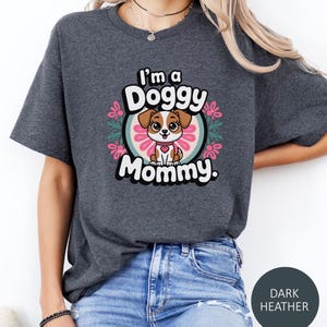 Camiseta clásica unisex para perros: "Soy una mamá perruna". Linda camiseta de dibujos animados para amantes de las mascotas.