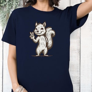 Maglietta con scoiattolo con simbolo della pace - Grazioso scoiattolo del bosco con sorriso e vibrazioni groovy, regalo per gli amanti degli animali, maglietta con energia positiva