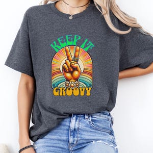 Camiseta retrô da paz – “Keep It Groovy” com estampa de corrente de margaridas dos anos 70