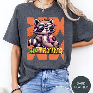 Maglietta con procione – Io che provo una divertente maglietta con animali rilassati per vibrazioni rilassate. Maglietta classica unisex.
