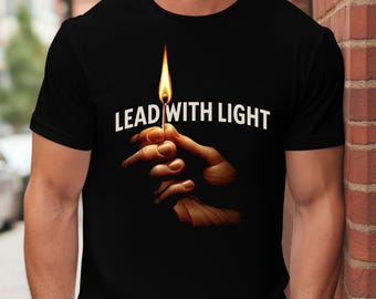 Camiseta "Liderar con Luz" - Diseño de Llama de Cerilla Poderosa / Camiseta con Cita Inspiradora / Camiseta con Fuego Interior