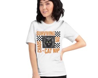 Camiseta unisex Sobreviviendo con hierba gatera y caos / Camiseta divertida de gato negro