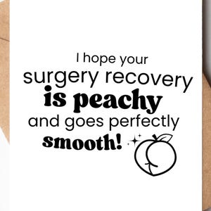 Op de afbeelding: Een witte 12,7 cm x 17,8 cm wenskaartsjabloon met de tekst "I hope your surgery recovery is peachy and goes perfectly smooth!" wordt weergegeven op een bruine envelop. De kaart bevat een perzikafbeelding en is klaar om af te drukken.