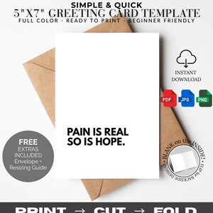 Op de afbeelding: Een witte wenskaartsjabloon met de tekst "PAIN IS REAL SO IS HOPE." De kaart is 12,7 cm x 17,8 cm groot en bevat een gratis envelop en een formaatwijzigingsgids. Het ontwerp is klaar om af te drukken en is beginnersvriendelijk.