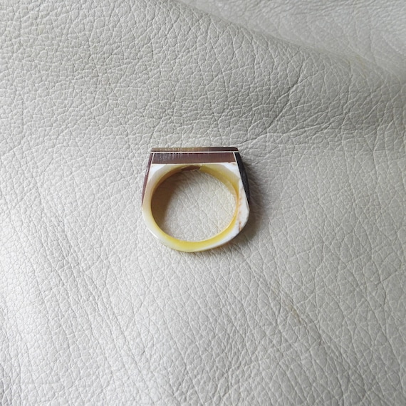 Vintage Carved Shell Signet Ring: Iridescent Moth… - image 9