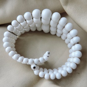 Vintage 1950s White Glass Bead Bracelet: Graduated Expandable Cuff