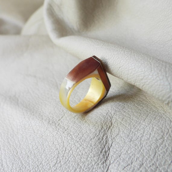 Vintage Carved Shell Signet Ring: Iridescent Moth… - image 4